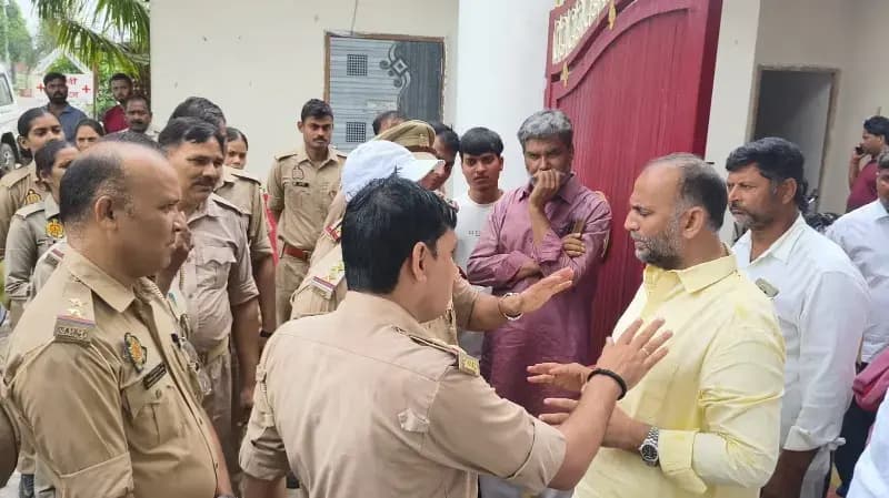 Chandauli News: अमड़ा पावर हाउस घेराव से पहले पूर्व विधायक मनोज सिंह डब्लू हाउस अरेस्ट.