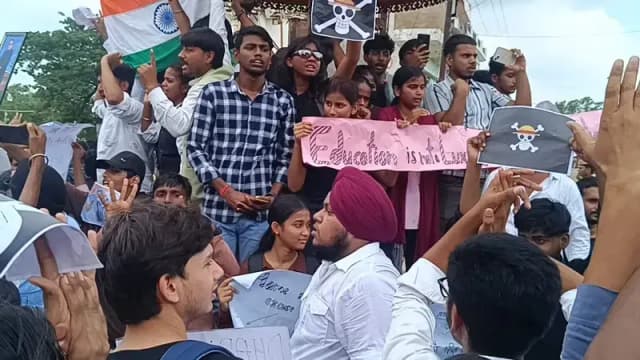 Sonbhadra News: धर्मेंद्र प्रधान के इस्तीफे की मांग को लेकर छात्रों का प्रदर्शन, हाइडिल मैदान तक निकाला पैदल मार्च.