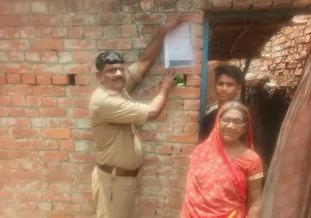 Chandauli News: फरार गोवंश तस्कर के घर न्यायालय का नोटिस चस्पा, जल्द होगी कुर्की की कार्रवाई.