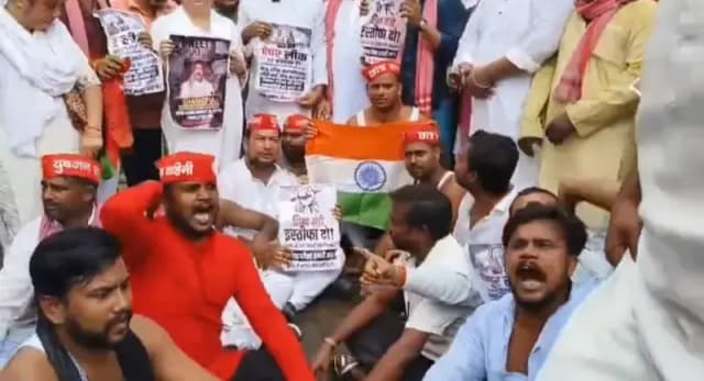 Sonbhadra News: छात्रों के मुद्दों पर सपा का प्रदर्शन, राष्ट्रपति के नाम सौंपा पांच सूत्रीय ज्ञापन.