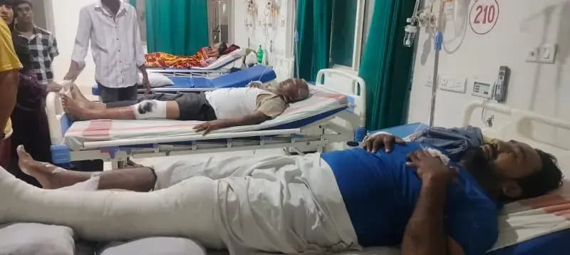 Chandauli News: तेज रफ्तार ऑटो ने बाइक व राहगीर को मारी टक्कर, बीडीसी सदस्य समेत तीन घायल.