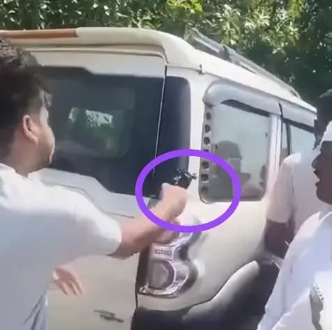 Chandauli News: ग्राम प्रधान की लाइसेंसी पिस्टल से धमकी का वीडियो वायरल, बेटे समेत दो पर मुकदमा.