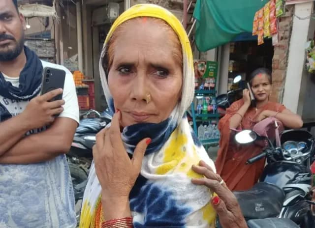 Chandauli News: चहनिया चौराहे पर महिला से ठगी, बातों में उलझाकर मंगलसूत्र, कर्णफूल और नकदी लेकर फरार.