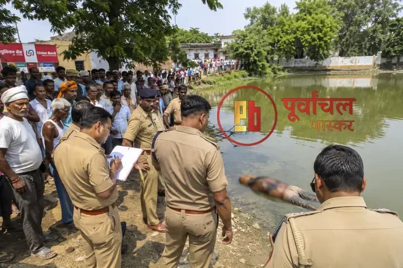 Chandauli News: पोखरे में मिला अधेड़ का शव, पीठ पर जलने के निशान से हत्या की आशंका, जांच में जुटी पुलिस.