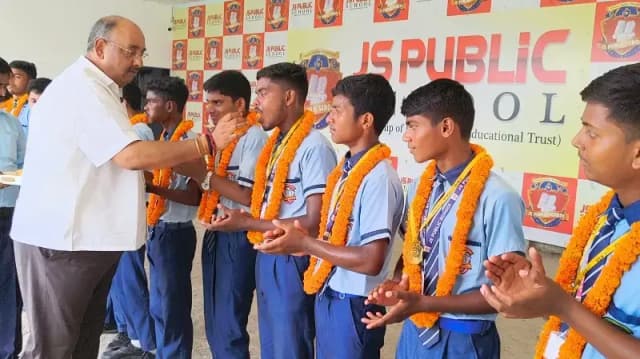 Chandauli News: जेएस पब्लिक स्कूल ने ईस्ट ज़ोन हैंडबॉल प्रतियोगिता जीतकर जीता गोल्ड मेडल.