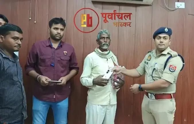 Chandauli News: पुलिस ने 111 खोए मोबाइल लौटाए, ₹35 लाख के फोन पाकर खिल उठे लोगों के चेहरे.