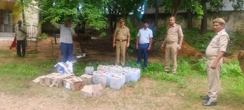 Sonbhadra News: बीजपुर थाने में आबकारी अधिनियम के 36 मुकदमों की जब्त शराब का कराया गया विनिष्टीकरण.