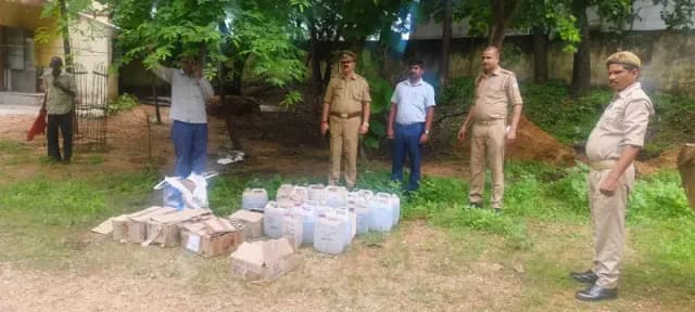 Sonbhadra News: बीजपुर थाने में आबकारी अधिनियम के 36 मुकदमों की जब्त शराब का कराया गया विनिष्टीकरण.