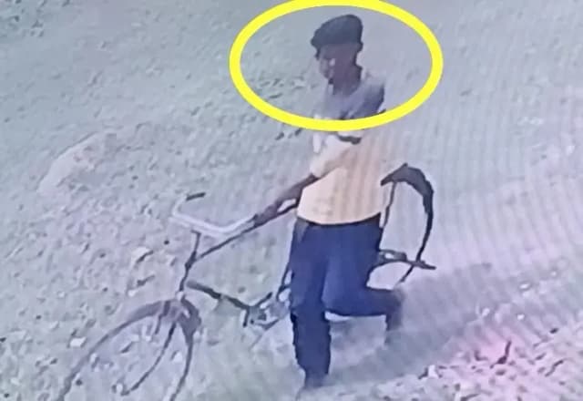 Chandauli News: विद्यालय परिसर स्थित दुर्गा मंदिर से घंटा चोरी, सीसीटीवी में संदिग्ध कैद.