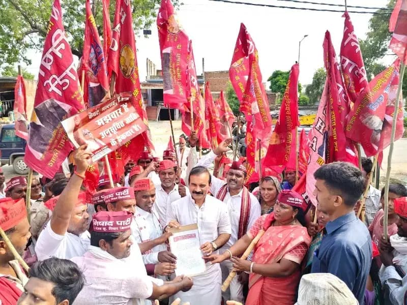 Chandauli News: 17 जातियों को एससी में शामिल करने की मांग पर निषाद पार्टी का प्रदर्शन, सैयदराजा में सड़क जाम.