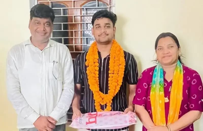 Chandauli News: आईआईटी जम्मू में चयनित हुए शाश्वत कुमार सिंह, शिक्षकों ने किया सम्मानित.