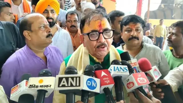 Chandauli News: डॉ. महेंद्र नाथ पांडेय, संसद में विपक्ष के प्रदर्शन पर साधा निशाना.