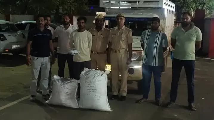 बभनी पुलिस व एएनटीएफ गाजीपुर की संयुक्त कार्रवाई में 50.5 किलो अवैध गांजा के साथ गिरफ्तार तस्कर एवं बरामद मादक पदार्थ।