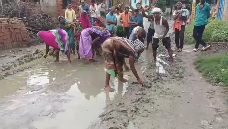 Chandauli News: बदहाल सड़क पर ग्रामीणों ने की धान की रोपाई, आरसीसी सड़क और नाली निर्माण की उठाई मांग.