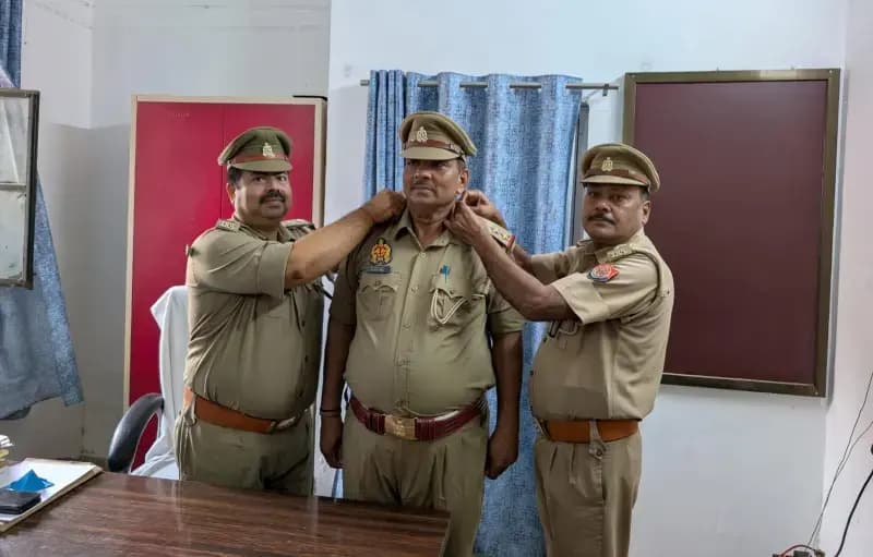 Chandauli News: धानापुर थाने के दीवान रामबचन सिंह बने उप निरीक्षक, स्टार लगाकर किया गया सम्मानित.