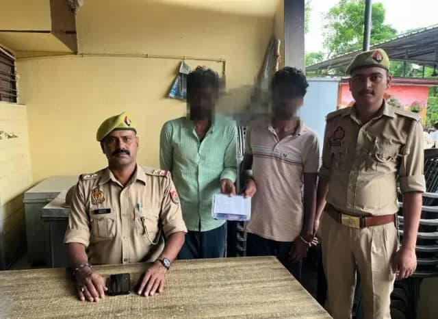 Chandauli News: ऑटो चालक से मोबाइल व ईयरफोन छीनने वाले दो बदमाश 24 घंटे में गिरफ्तार.