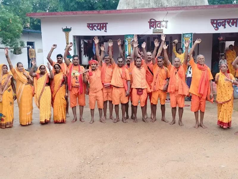 Sonbhadra News: युवा कांवड़ समिति का जत्था बाबा बैजनाथ धाम के लिए रवाना, 'बोल बम' के जयघोष से गूंजा बभनी.