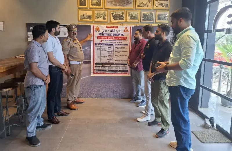 Chandauli News: प्रेशर हॉर्न और मॉडिफाइड साइलेंसर के खिलाफ चला जागरूकता अभियान.