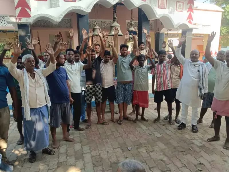 Chandauli News:चंद्रिका माता मंदिर से घंटों की चोरी, 24 घंटे बाद भी खुलासा नहीं, ग्रामीणों का प्रदर्शन.