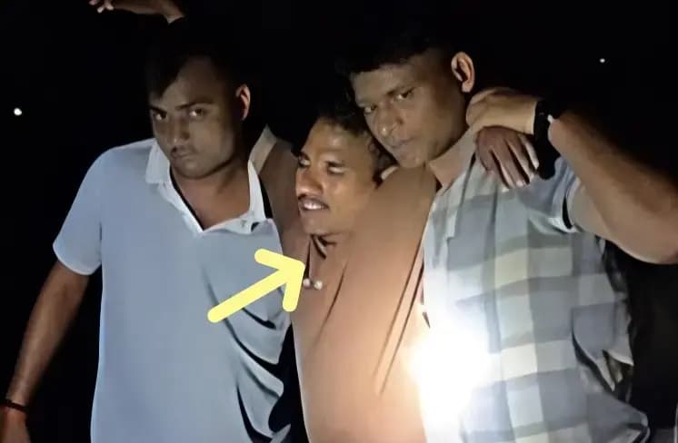Chandauli News: 50 हजार के इनामी बदमाश से पुलिस की मुठभेड़, पैर में गोली लगने के बाद गिरफ्तार.