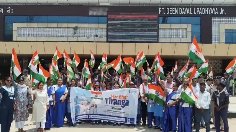 Chandauli News: डीडीयू मंडल में रेलकर्मियों ने निकाली तिरंगा यात्रा, ‘वंदे मातरम’ के उद्घोष से गूंजा स्टेशन.