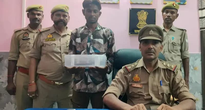 Chandauli News: आठ साल से फरार 50 हजार का इनामिया गिरफ्तार, तमंचा-कारतूस भी बरामद.