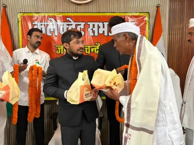 Chandauli News: कलेक्ट्रेट में शान से लहराया तिरंगा, स्वतंत्रता संग्राम सेनानियों के परिजनों का हुआ सम्मान.