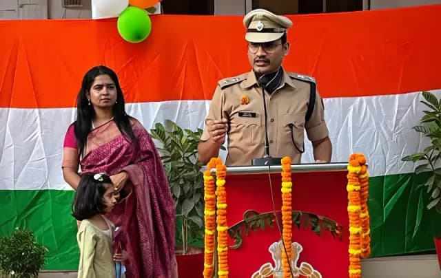 Chandauli News: एसपी आकाश पटेल ने पुलिस लाइन में फहराया तिरंगा, उत्कृष्ट कार्य करने वाले पुलिसकर्मी सम्मानित.