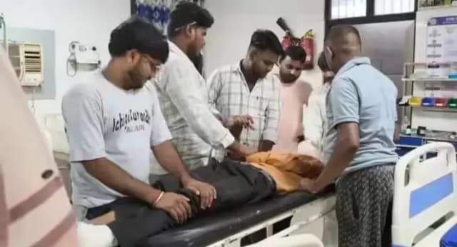 Chandauli News: डंपर में पीछे से बाइक भिड़ी, दो किशोर गंभीर, वाराणसी ट्रामा सेंटर रेफर.