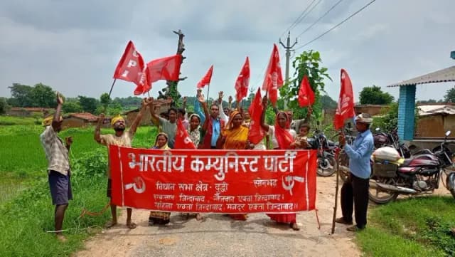 Sonbhadra News: तीन दिन से अंधेरे में करौंदिया टोला, टूटे बिजली के खंभों से ग्रामीण परेशान.
