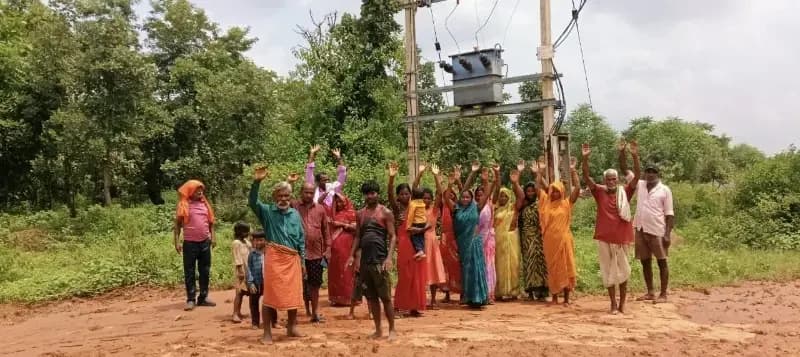 Sonbhadra News: एक महीने से अंधेरे में जिंदगी, शिकायतें दर्ज होती रहीं लेकिन बिजली नहीं लौटी.
