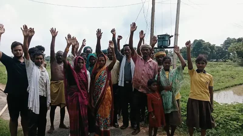 Sonbhadra News: एक माह से अंधेरे में खिरवा टोला, ट्रांसफार्मर न बदले जाने पर ग्रामीणों का प्रदर्शन.