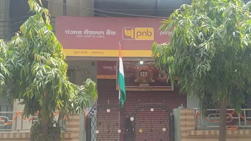 Sonbhadra News: ध्वजारोहण के बाद तिरंगा उतारना भूला बैंक, व्यवस्था पर उठे सवाल!