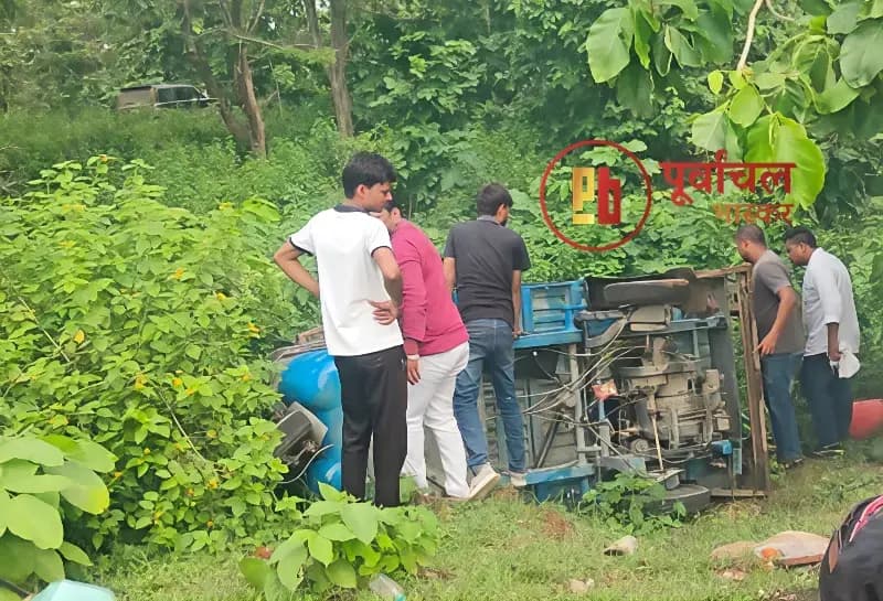 Chandauli News: स्कॉर्पियो से बचने में गड्ढे में पलटा पर्यटकों से भरा टेंपो, नौ घायल.