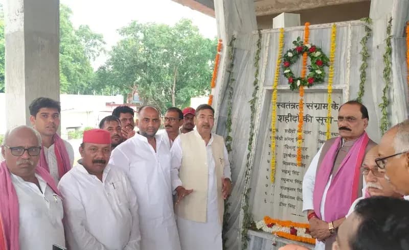 Chandauli News: शहीद स्मारक पर सपा नेताओं ने किया श्रद्धा सुमन अर्पित, अन्य शहीदों कि मूर्तियां नहीं लगाए जाने को लेकर समारोह से बनाई दूरी.