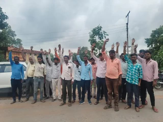 Sonbhadra News: दो माह से ट्रांसफार्मर जला, बभनी सब स्टेशन के सामने ग्रामीणों का प्रदर्शन.