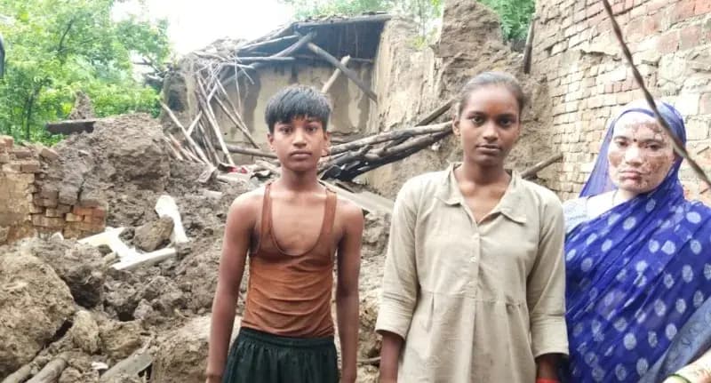 Chandauli News: तेज बारिश में भरभराकर गिरा गरीब का कच्चा मकान, मलबे में दबा गृहस्थी का सामान.