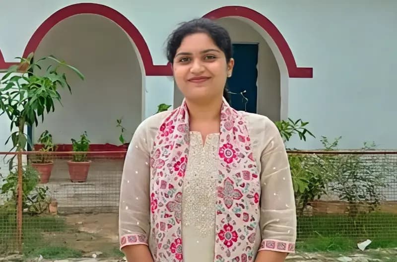 Chandauli News : कैथी की बेटी डॉ. निधि तिवारी बनीं असिस्टेंट प्रोफेसर, गांव में खुशी की लहर.