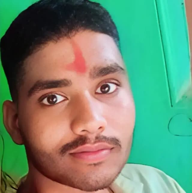 Chandauli News : ट्रेन की चपेट में आने से बीटेक छात्र की मौत, परिवार में मचा कोहराम.