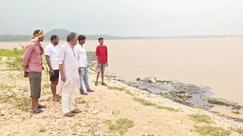 Sonbhadra News: रिहंद जलाशय में मिली अज्ञात युवक की लाश, अपनों के इंतजार में मोर्चरी में रखा शव.