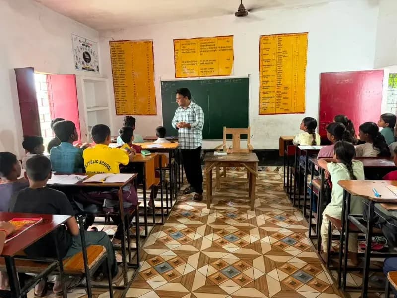 Chandauli News : कम्पोजिट विद्यालय हिनौली के औचक निरीक्षण में चार शिक्षक अनुपस्थित, बीएसए ने दिए वेतन रोकने के आदेश.