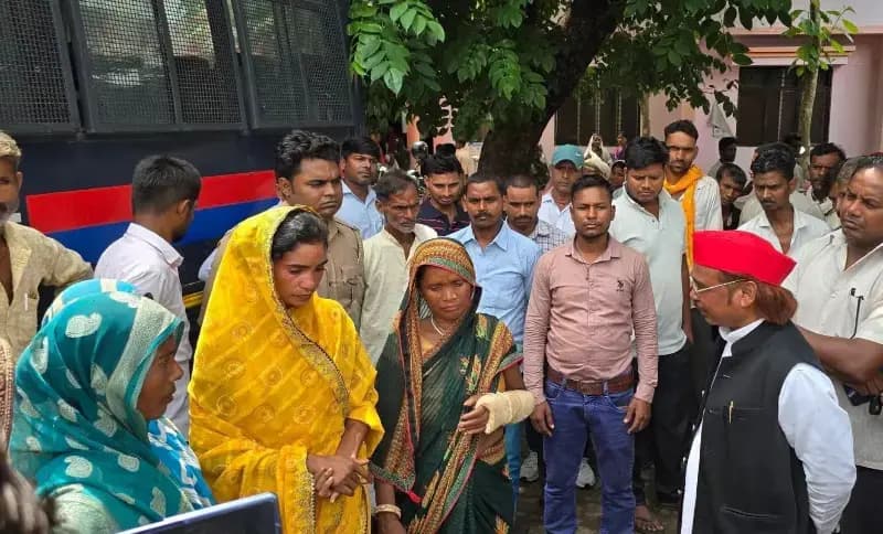 Chandauli News : भरदुआ वन भूमि विवाद में सियासत तेज, ग्रामीणों से मिले सपा सांसद छोटेलाल खरवार.
