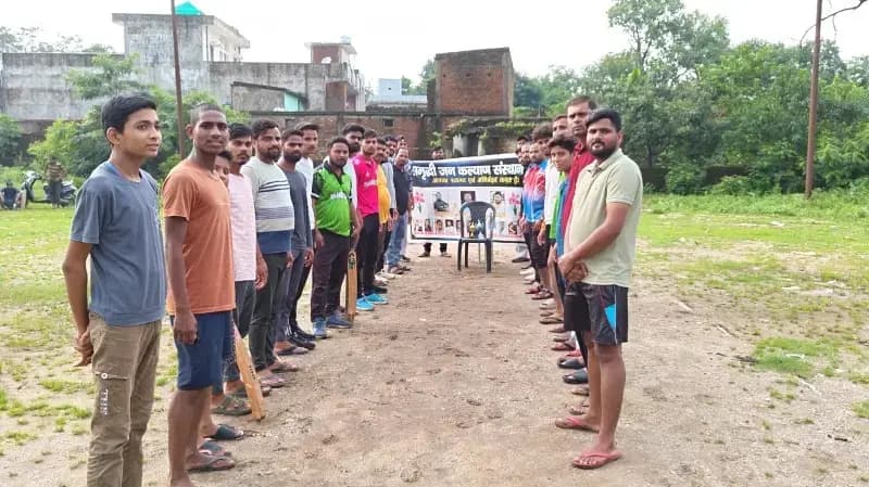 Sonbhadra News: गैरेज 11 और समृद्धि जन कल्याण संस्थान के बीच हुआ फ्रेंडली क्रिकेट मैच.