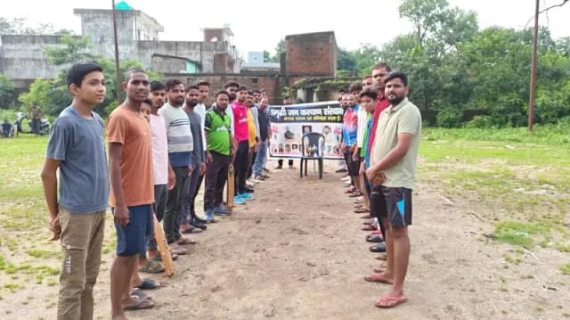 Sonbhadra News: गैरेज 11 और समृद्धि जन कल्याण संस्थान के बीच हुआ फ्रेंडली क्रिकेट मैच.