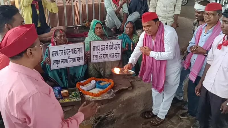 Sonbhadra News: महंगाई के खिलाफ सपा ने खाद्य पदार्थों की आरती उतारकर भाजपा सरकार को दिखाया आईना.