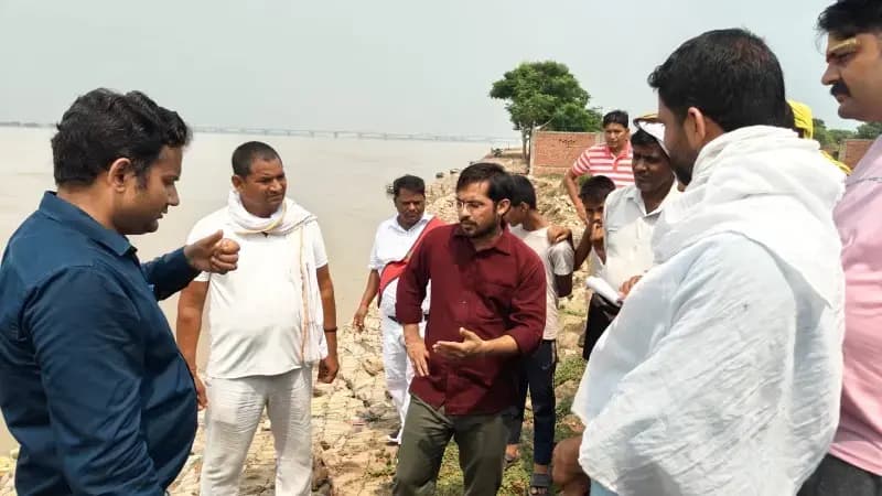 Chandauli News: बाढ़ प्रभावित इलाकों में पहुंचे डीएम, कटान रोकने के लिए जांच कमेटी गठित करने के निर्देश.