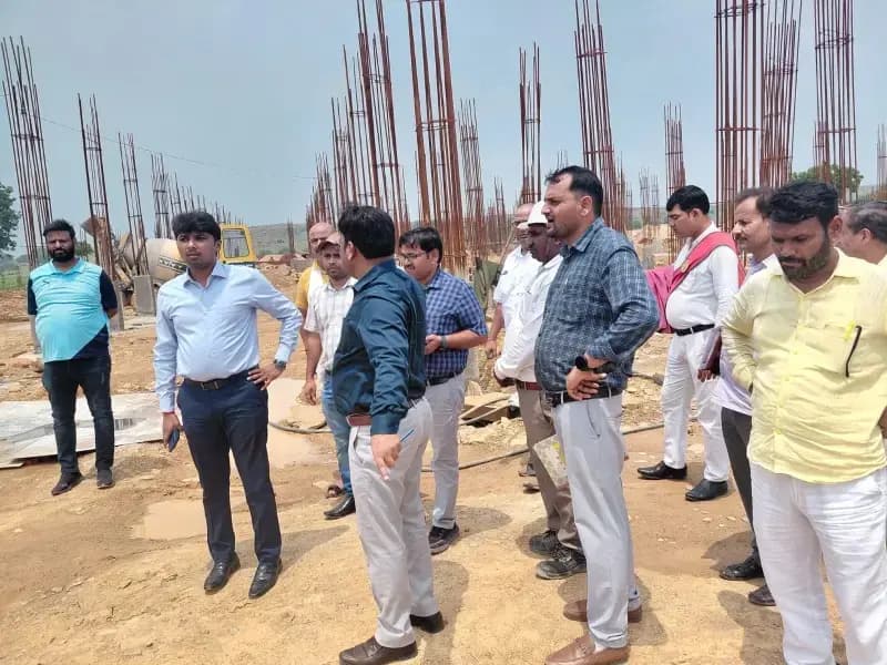 Chandauli News: सीडीओ आर. जगत साईं का औचक निरीक्षण, लापरवाही पर सचिव व एडीओ पंचायत का वेतन रोका.