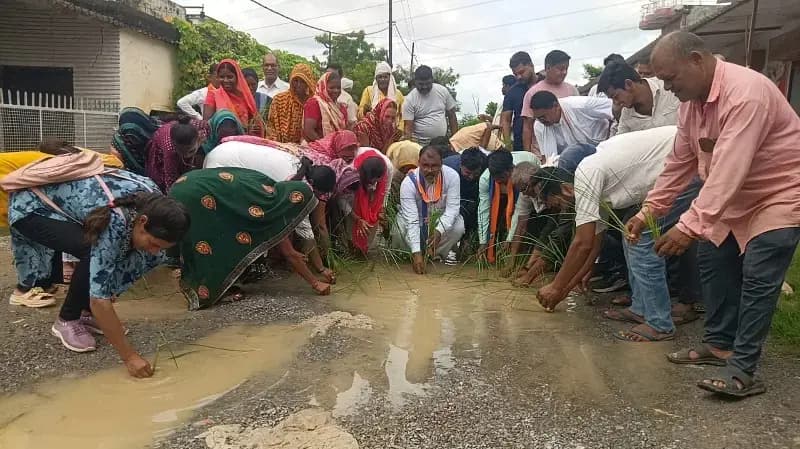 Sonbhadra News: पांच साल से बदहाल सड़क, ग्रामीणों ने शिवदत्त दुबे के नेतृत्व में पारंपरिक गीत के साथ धान रोपकर जताया विरोध.