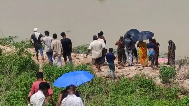 Sonbhadra News: रिहंद जलाशय में पेड़ से फंसा मिला अज्ञात युवक का शव, इलाके में मचा हड़कंप.