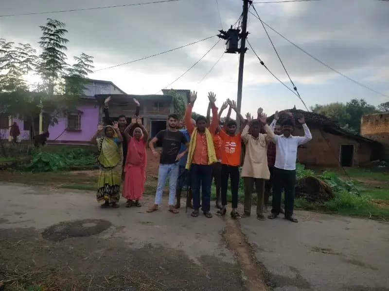Sonbhadra News: 20 दिन से अंधेरे में बैना गांव, जला ट्रांसफार्मर नहीं बदला तो सड़कों पर उतरे ग्रामीण.
